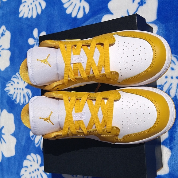 Jordan 1 Low Big Kids 5Y Women's 6.5 (defect) - Picture 7 of 12